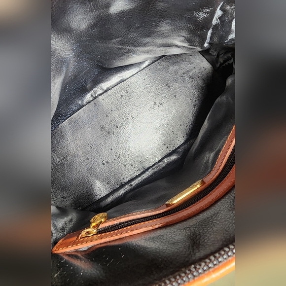 Fendi Penguin dome 2 way (original strap not incl). Int leather dry spots - Picture 9 of 13